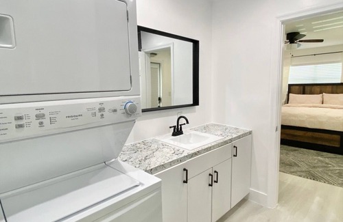 Deerfield Beach House | New! Cozy XL Studio; Pool; 5 mins from beach