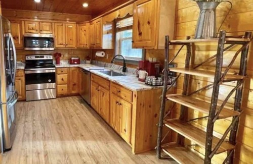 Sevierville Cabin | ❤️New “Crazy Amazing Cabin”, King Bds, 11 miles from Dollywood, Sleeps 21 ❤️