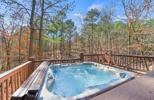 Broken Bow House | New Creekside Cabin w Spa + Views Sleeps 12