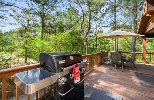 Broken Bow House | New Creekside Cabin w Spa + Views Sleeps 12