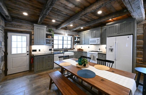 Island Park Cabin | *New* Custom 19th Century Era Look | Sleeps 8 | Hot Tub | 25 Miles to Yellowston