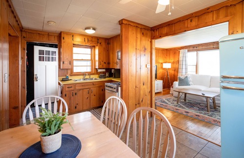 Holland Cottage | New! Cute Cottage near Holland State Park