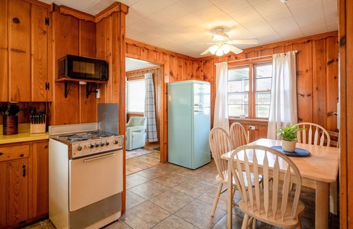 Holland Cottage | New! Cute Cottage near Holland State Park