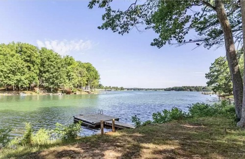 Penhook House | *NEW* Cute & simple SML retreat with wake-free cove & boat ramp within 100 yards