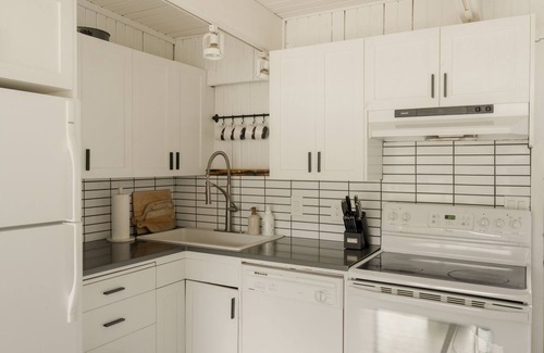 Neskowin Cottage | New! Cutest Cottage on the Oregon Coast + Hot Tub + Steps to the Beach!n