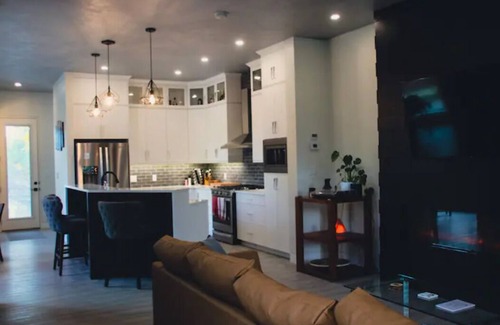 Saskatoon Downtown Apartment | NEW D/T Modern 3 Bed/3Bath House w/ Rooftop View