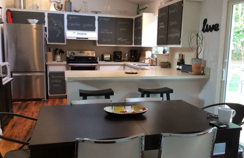 Northwest Harbor House | New dates available! Sunny, heated pool, walk to bay beach