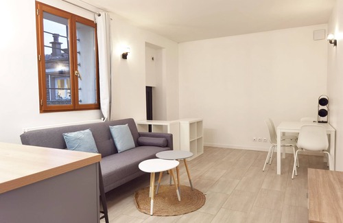 Bagneux Apartment | New deco Apt with private yard 150m to RER bagneux