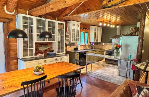Saugerties House | New! Denniston Den, with game room, movie theater, fire pit and more. Close To HITS Horse show & Hunter Mountain skiing