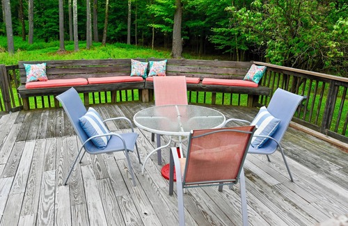 Saugerties House | New! Denniston Den, with game room, movie theater, fire pit and more. Close To HITS Horse show & Hunter Mountain skiing