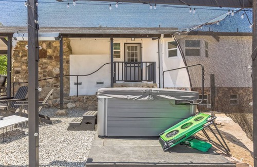 Stallion Springs House | NEW! Desert Mountain Escape with Private Hot Tub (A)