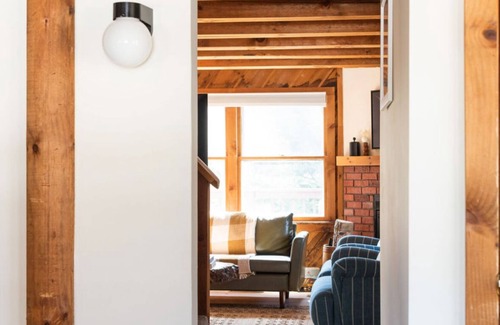 Londonderry Cabin | New! Designer 3BR Cabin–Walk to Pond + Mtn Views