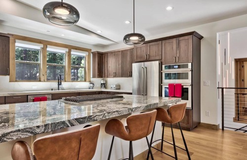 Kingswood Estates Cabin | New Designer Mountain Home, Hot Tub, Bunk Beds, EV Charger