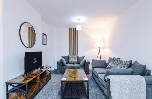 Rastrick House | NEW! Detached House, Driveway, Perfect for Contractors