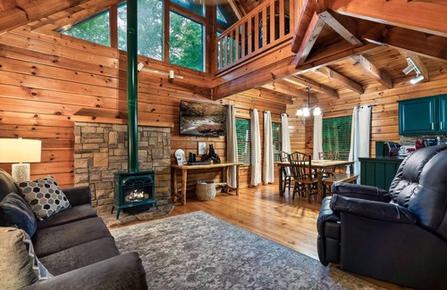 Gatlinburg - Pigeon Forge Cabin | NEW Dog House, Hot Tub, Mini Golf, Views, Fire Pit, Arcade