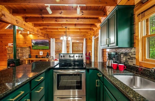 Gatlinburg - Pigeon Forge Cabin | NEW Dog House, Hot Tub, Mini Golf, Views, Fire Pit, Arcade