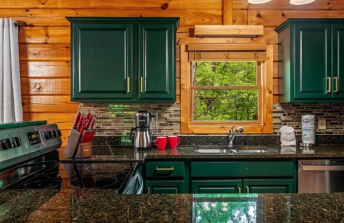 Gatlinburg - Pigeon Forge Cabin | NEW Dog House, Hot Tub, Mini Golf, Views, Fire Pit, Arcade