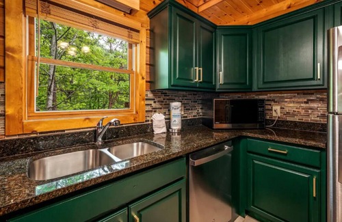 Gatlinburg - Pigeon Forge Cabin | NEW Dog House, Hot Tub, Mini Golf, Views, Fire Pit, Arcade