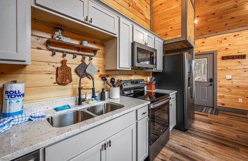 Sevierville Cabin | New - Dollywood - Fire pit - Arcade - Family Getaway