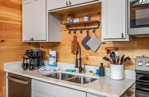 Sevierville Cabin | New - Dollywood - Fire pit - Arcade - Family Getaway