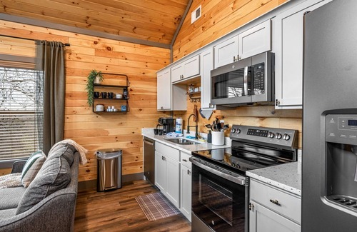 Sevierville Cabin | New - Dollywood - Fire pit - Arcade - Family Getaway