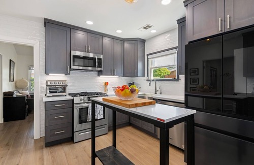 Westside House | NEW Driftwood Villa – 3BD, 2BA Close to Beach and Everything!