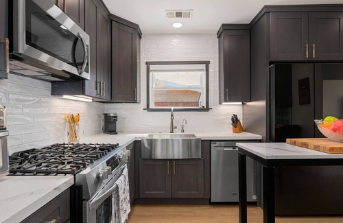 Westside House | NEW Driftwood Villa – 3BD, 2BA Close to Beach and Everything!