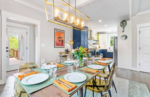 Albright House | NEW - Duke 5 Mins, Upscale Eclectic Decor, Backyard Dining and Movies, Sleeps 10