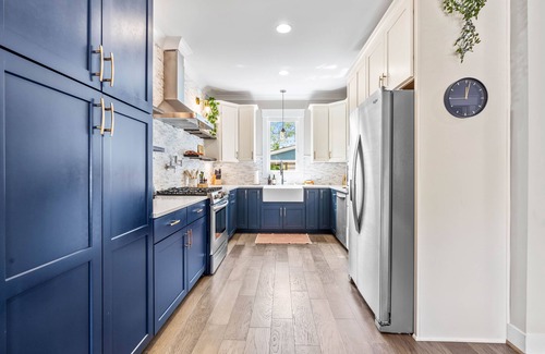 Albright House | NEW - Duke 5 Mins, Upscale Eclectic Decor, Backyard Dining and Movies, Sleeps 10