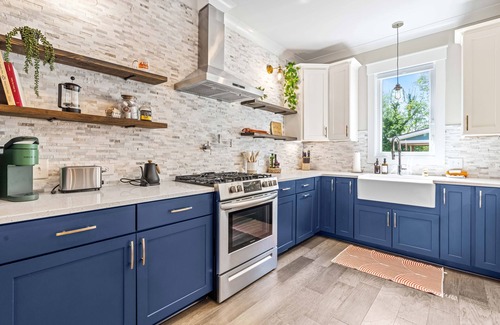 Albright House | NEW - Duke 5 Mins, Upscale Eclectic Decor, Backyard Dining and Movies, Sleeps 10