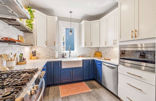 Albright House | NEW - Duke 5 Mins, Upscale Eclectic Decor, Backyard Dining and Movies, Sleeps 10