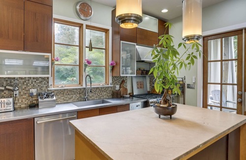 St. Elmo Improvement League House | *NEW* Eclectic Retreat & private hot tub!