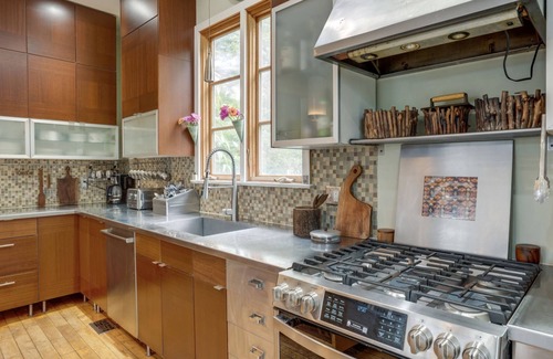 St. Elmo Improvement League House | *NEW* Eclectic Retreat & private hot tub!