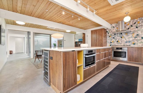 Tahquitz River Estates House | NEW Eichler Post&Beam 5BR + Saltwater Pool/Spa & Mtn Views! HGTV star designed!