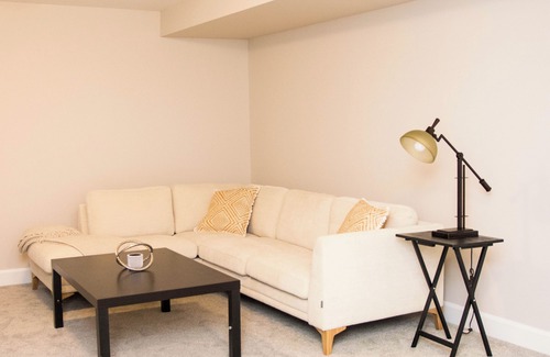 Carleton Place House | New Elegant & Stunning Townhome - 7 min from beach!
