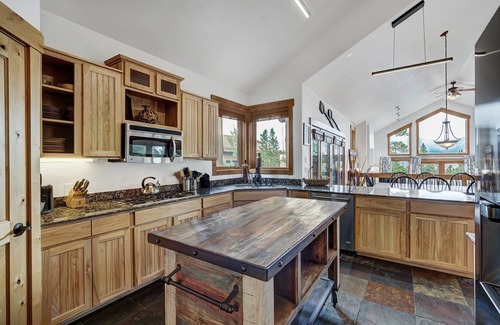 Woodmoor Cabin | NEW Emmett's Peak in Breck, Forest & Mountain Views, 5min drive to Slopes/Downtown, Hot Tub