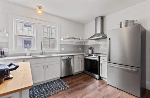Oakdale Apartment | New England Charm, Portland - Parking included
