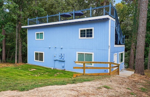 Pointblank House | NEW! Evergreen Estate with Rooftop Balcony & Games