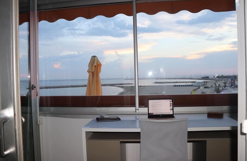 La Grande-Motte Apartment | New, EXCEPTIONAL feet in the water.