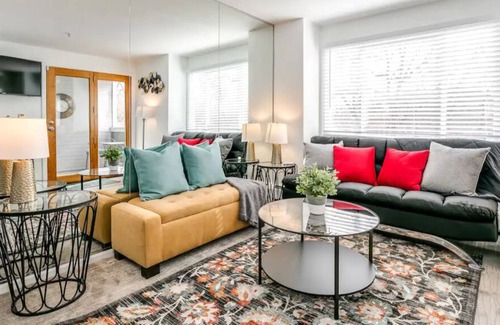 Whittier Condo | NEW Executive Apt w/ Mountain Views, Parking & Wi-Fi