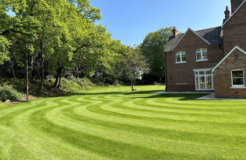 West Parley House | NEW Exquisite & Stylish Country Home, Spa Pool, Huge Grounds, Sleeps up to 16,