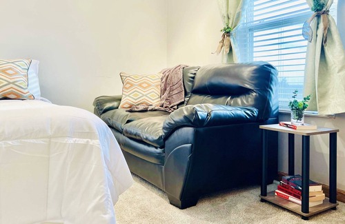 Carnegie House | NEW Extended Stay - 2 bed home in Carnegie, PA