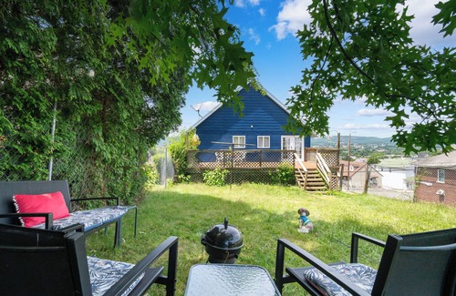 Scranton Apartment | NEW ! " Extended Stay " 2 bed spacious retro flow with fire place -min from DT