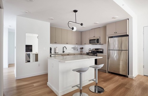 Hoboken Apartment | NEW Fab 4 BR - outdoor deck - gym - mins to NYC