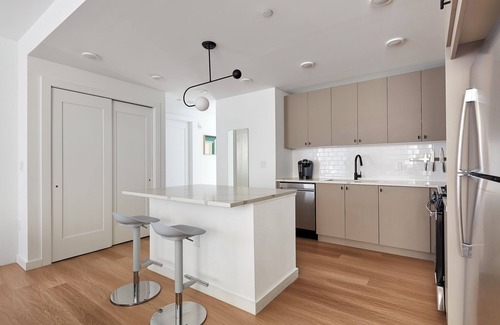 Hoboken Apartment | NEW Fab 4 BR - outdoor deck - gym - mins to NYC