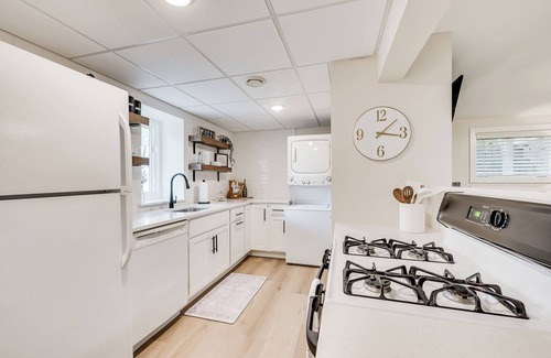 Minnetonka Apartment | New Fall Openings - Lake Proximity, Brand New Modern Comfort