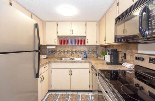 Daytona Beach Apartment | New Fall Rates-Beach in 8 Mins-Smart TVs-Free Parking-Speedway-Golf