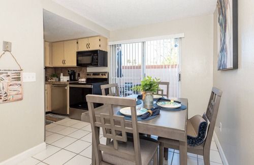 Daytona Beach Apartment | New Fall Rates-Beach in 8 Mins-Smart TVs-Free Parking-Speedway-Golf