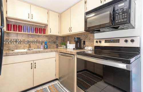 Daytona Beach Apartment | New Fall Rates-Beach in 8 Mins-Smart TVs-Free Parking-Speedway-Golf