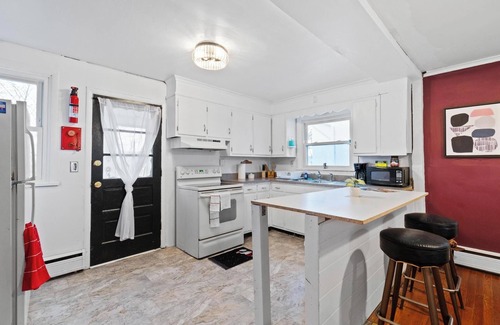 Scranton House | NEW! " Fall Season " open space concept & cozy 2 bed ranch - min from downtown